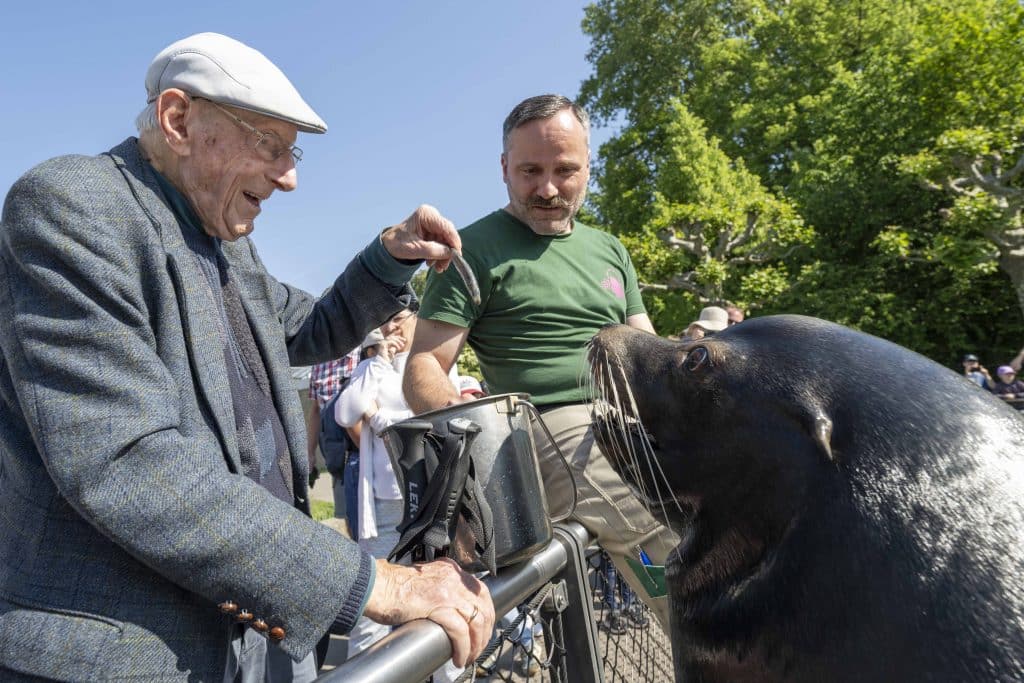 Prof. Dr. Ohnesorge mit Tierpfleger Markus Kapp und Seelöwe Unesco