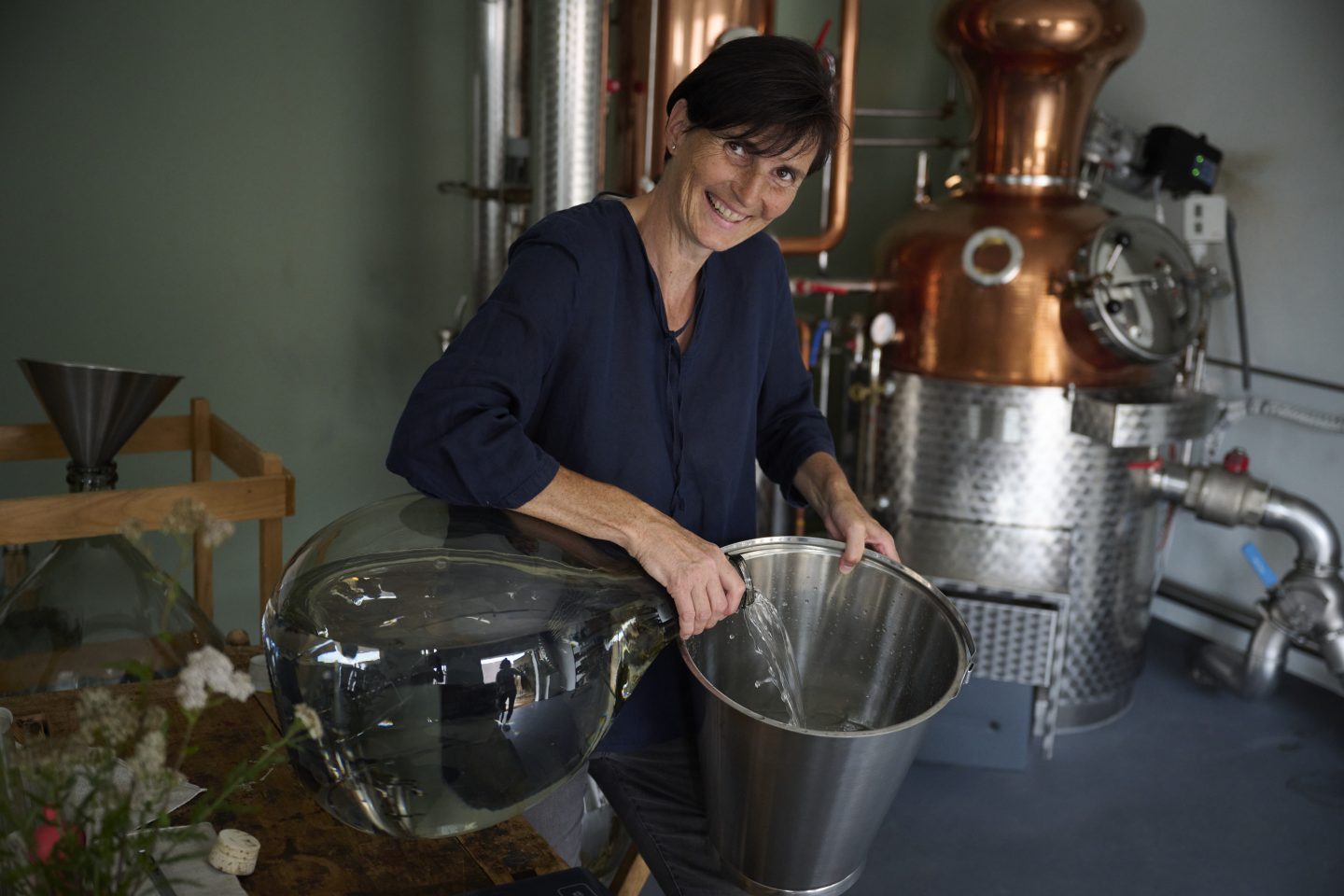 Christine Brugger in ihrem Element – beim Destillieren
