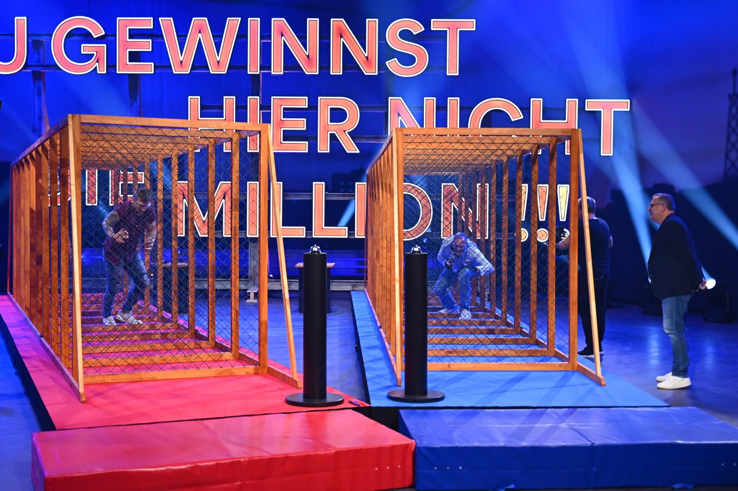 Kandidat Oliver Buse (l.) und Stefan Raab im harten Duell beim Maschendrahtzaun – wer wird sich hier durchsetzen?