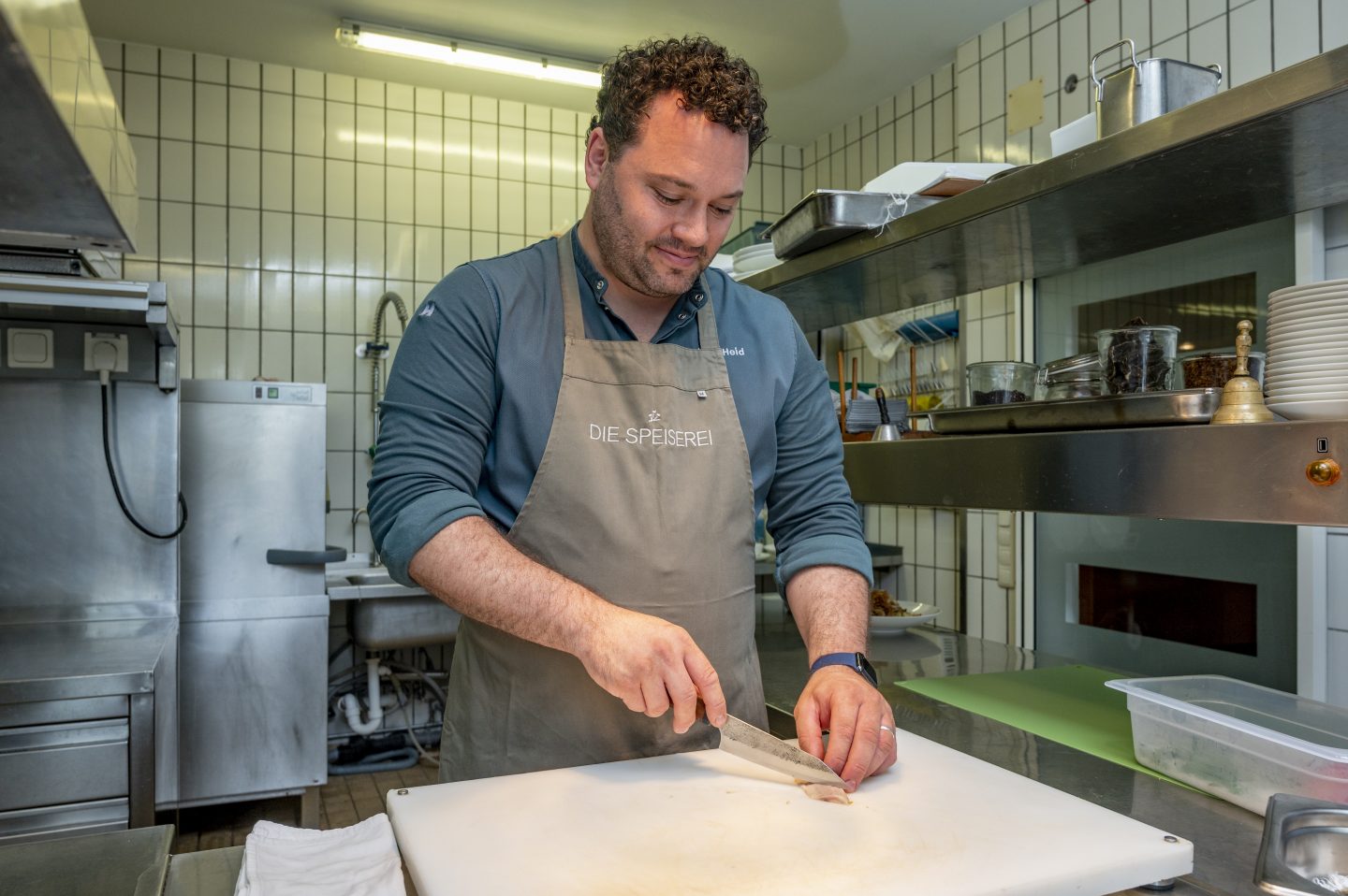 Philipp Held, Koch des Restaurants "Die Speiserei im Maier" in Friedrichshafen, bereitet Bodenseefellchen zu.