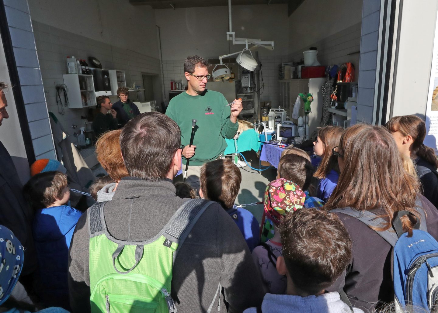 Zootierarzt Dr. Tobias Knauf-Witzens erläutert den Einsatz von Blasrohrpfeilen bei der Betäubung von Tieren.