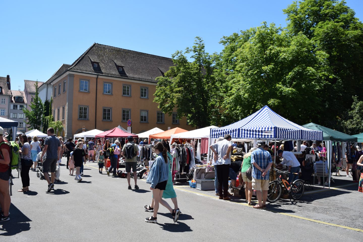 Der Alstadtflohmarkt in Konstanz. Stände und Menschen die bummeln. 