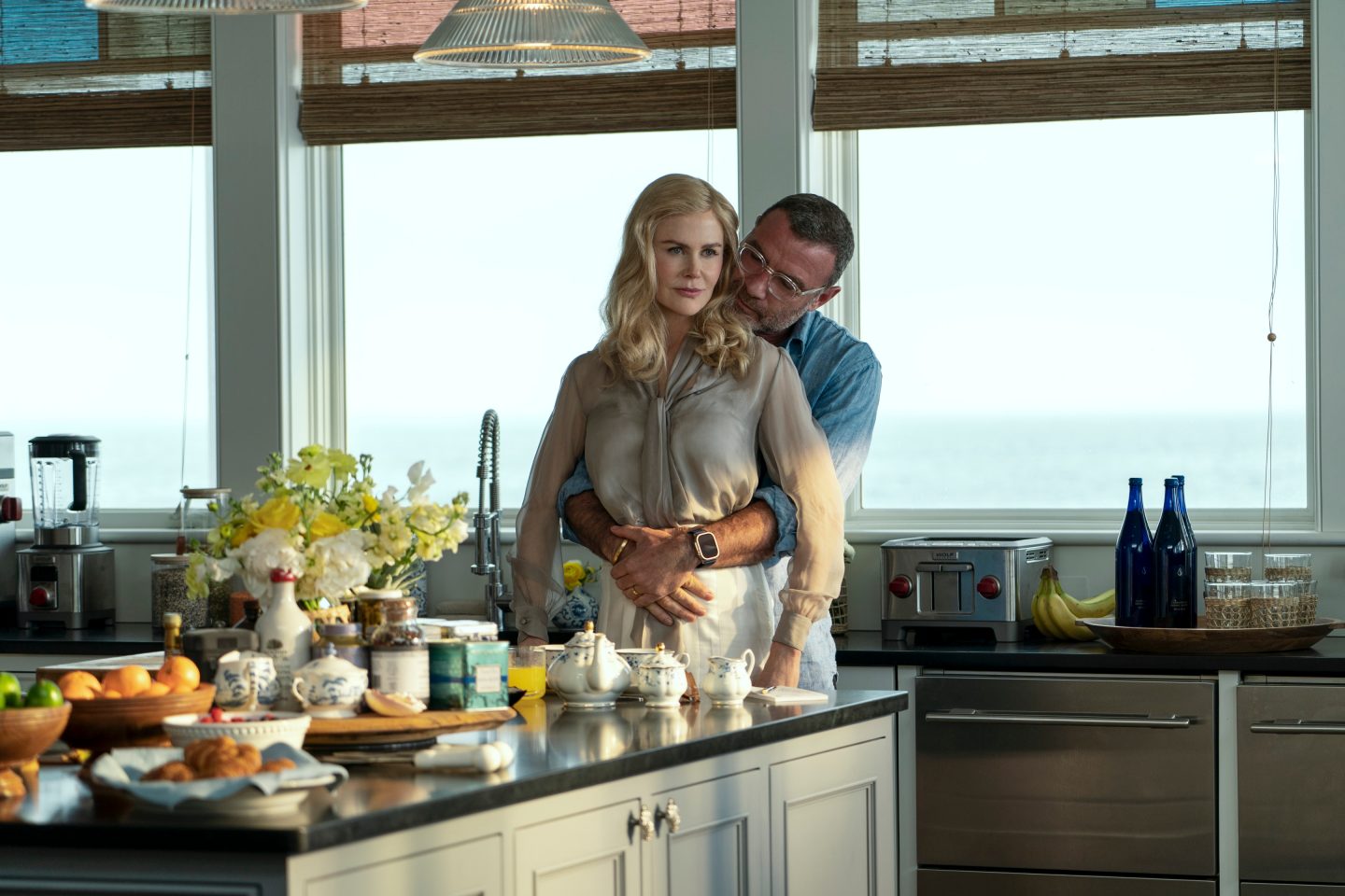 Nicole Kidman und Liev Schreiber als das glamouröse Paar Greer und Tag Winbury in "The Perfect Couple" – doch hinter der Fassade brodeln Geheimnisse und Spannungen. Szene aus Episode 101. 
