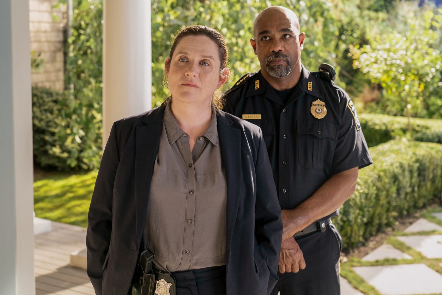 
Ermittlungen im Paradies: Donna Lynne Champlin als Nikki Henry und Michael Beach als Dan Carter in Episode 106 von „The Perfect Couple“. Cr. Liam Daniel/Netflix © 2024