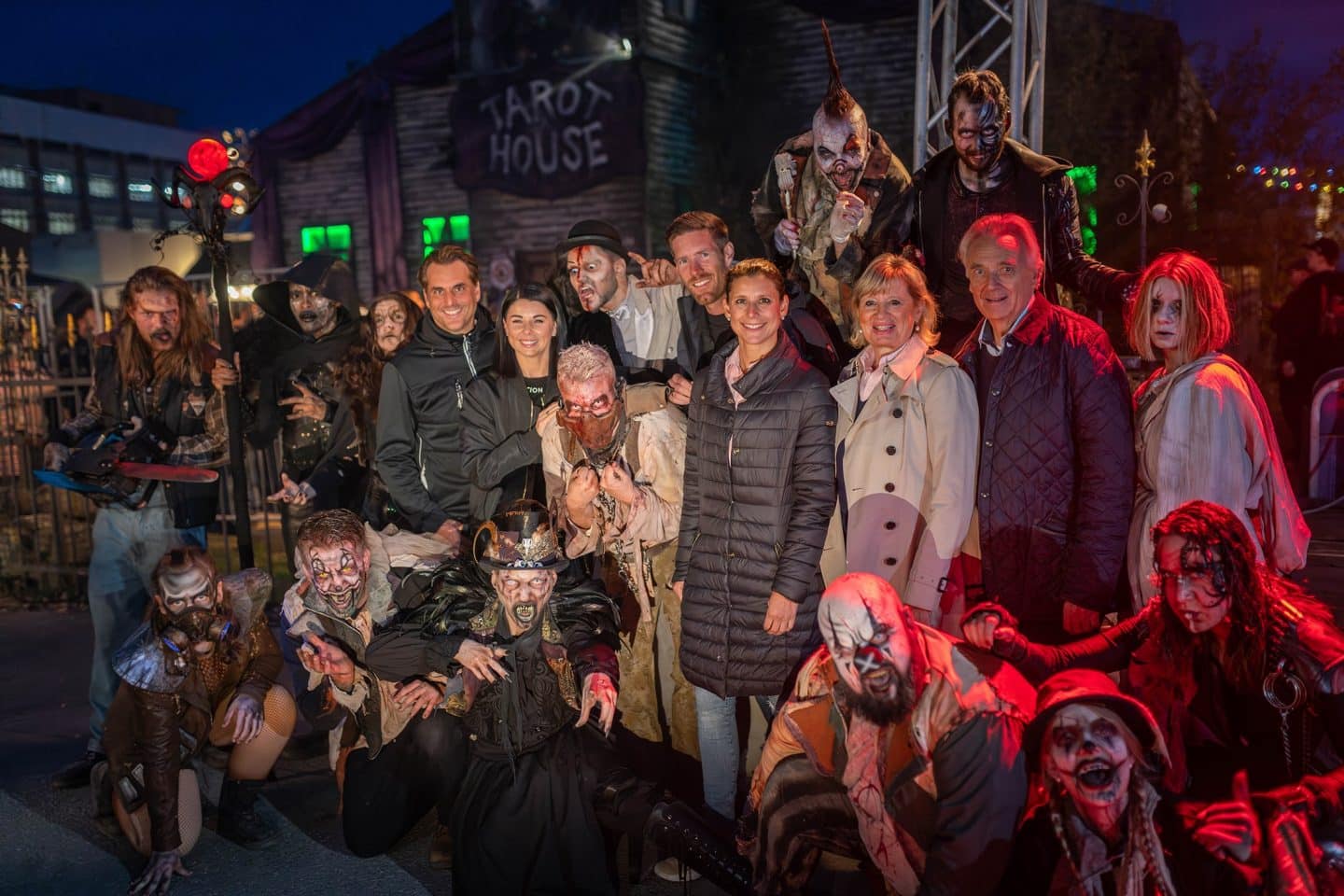 Familie Mack umringt von Monstern bei "Traumatica - Festival of Fear"

