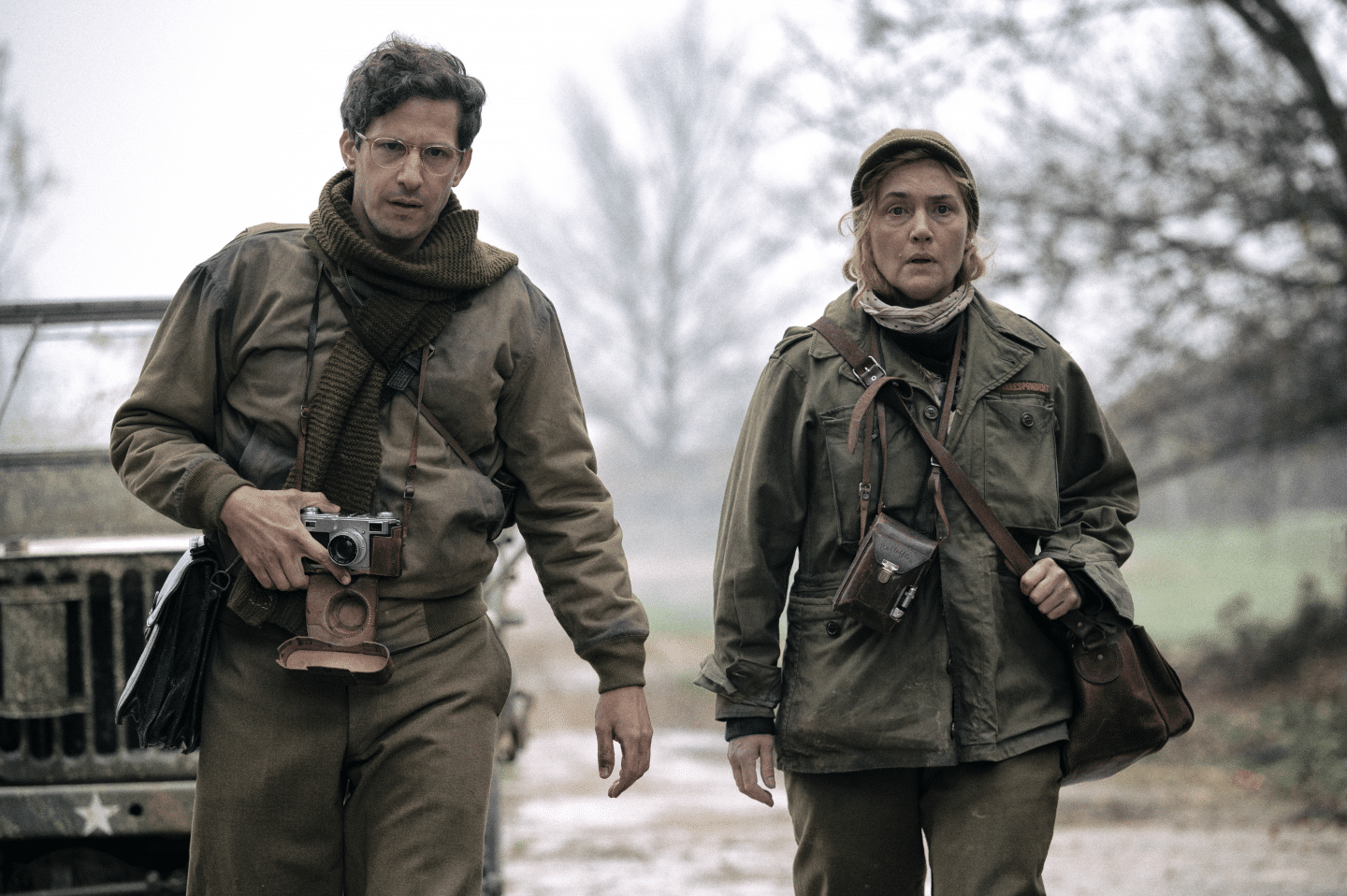 Als Kriegsreporter an der Front v.l.n.r.: David E. Sherman (Andy Samberg) und Lee Miller (Kate Winslet)