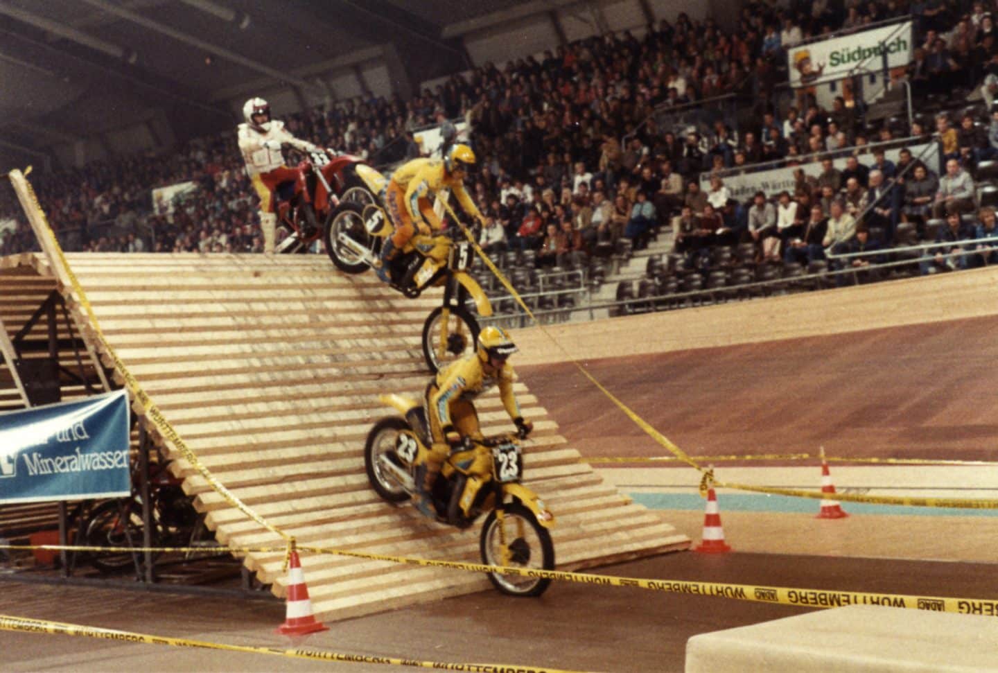 In den ersten Jahren wurde kein Erdreich in die Schleyer-Halle gekarrt, stattdessen konstruierte man einen Parcours aus Holz, zur Verstärkung nahm man Eisenbahn-Schwellen.
