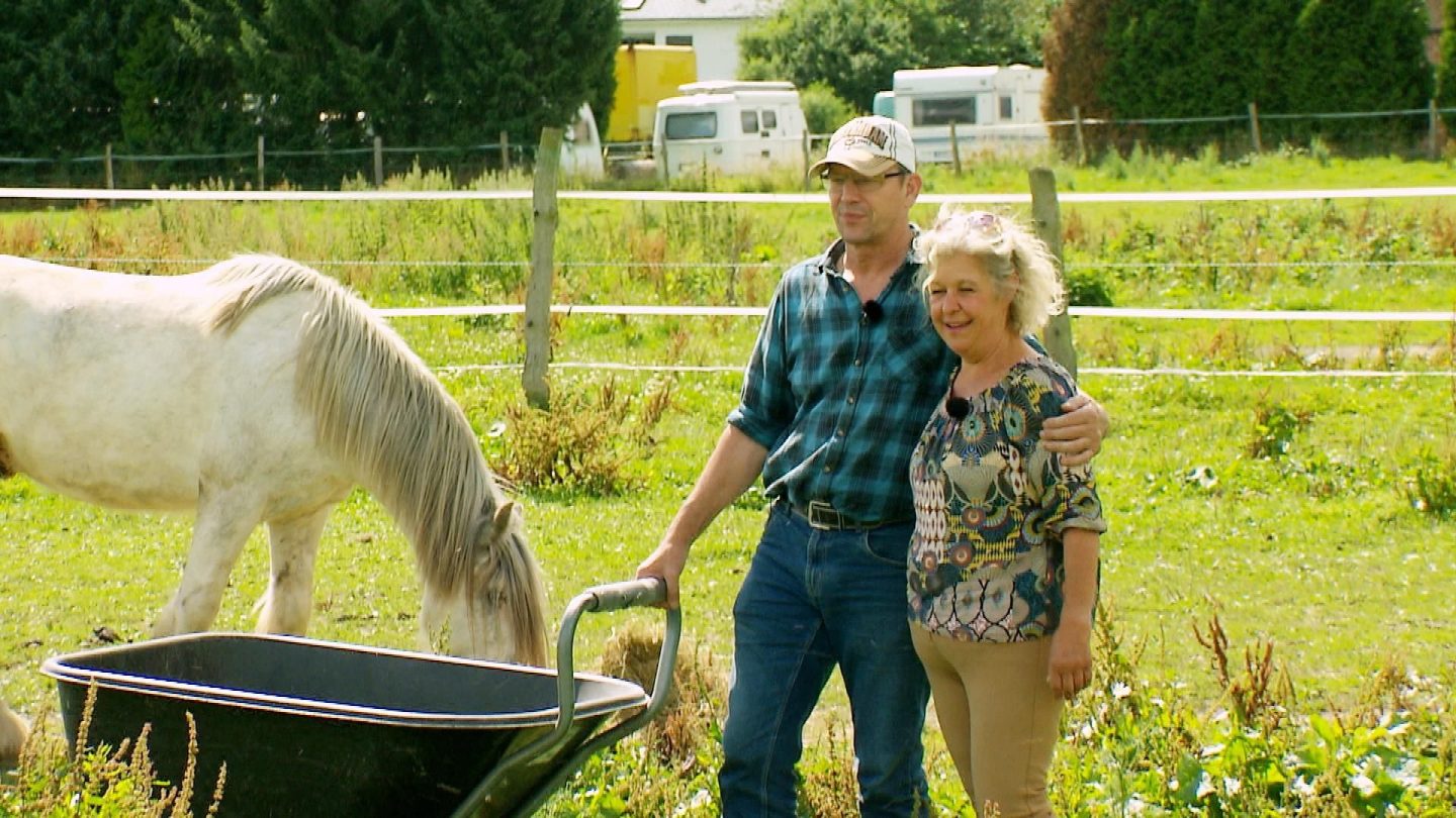 Pferdewirtin Jennifer ?Jenny? (58) aus Nordrhein-Westfalen genießt die Zeit mit Landwirtschaftsmeister Sweer (63) auf der Koppel.