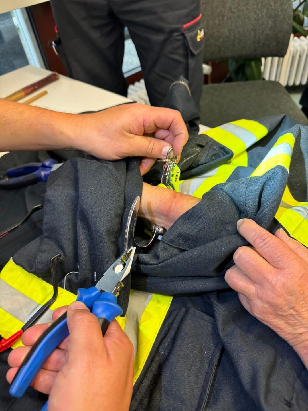 Öffnung der Handschellen durch die Feuerwehr. 
