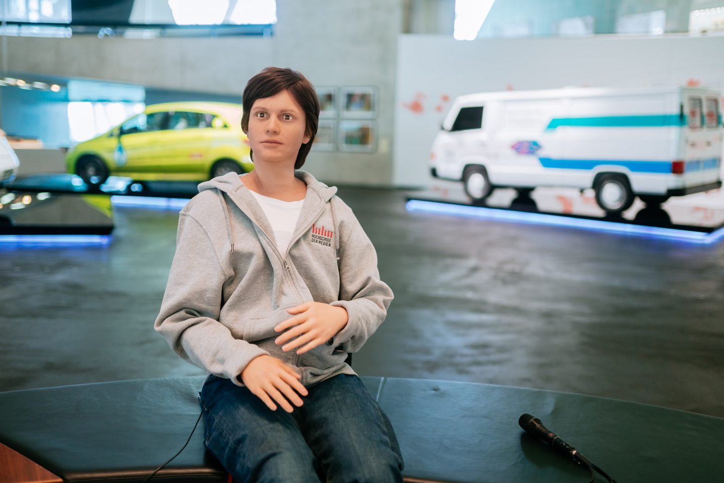 humanoide Roboter Andrea der Hochschule der Medien Stuttgart (HdM, Porträtaufnahme von vorn 