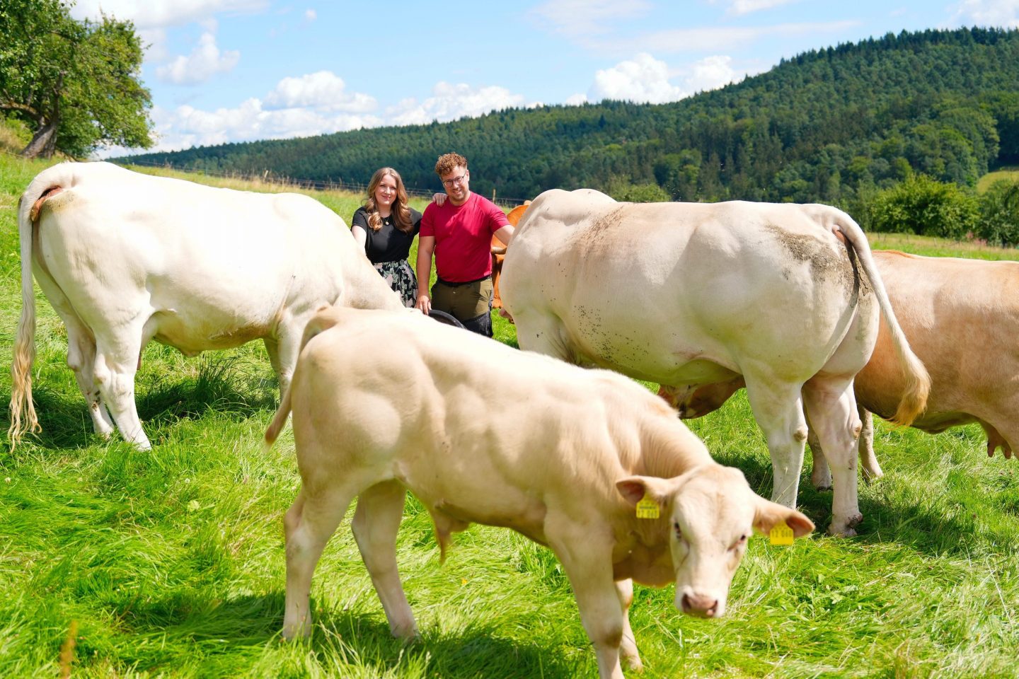 Mutterkuhhalter Marcel (29) aus Bayern und Jasmin (30, Sachbearbeiterin) während ihrer gemeinsamen Hofwoche.