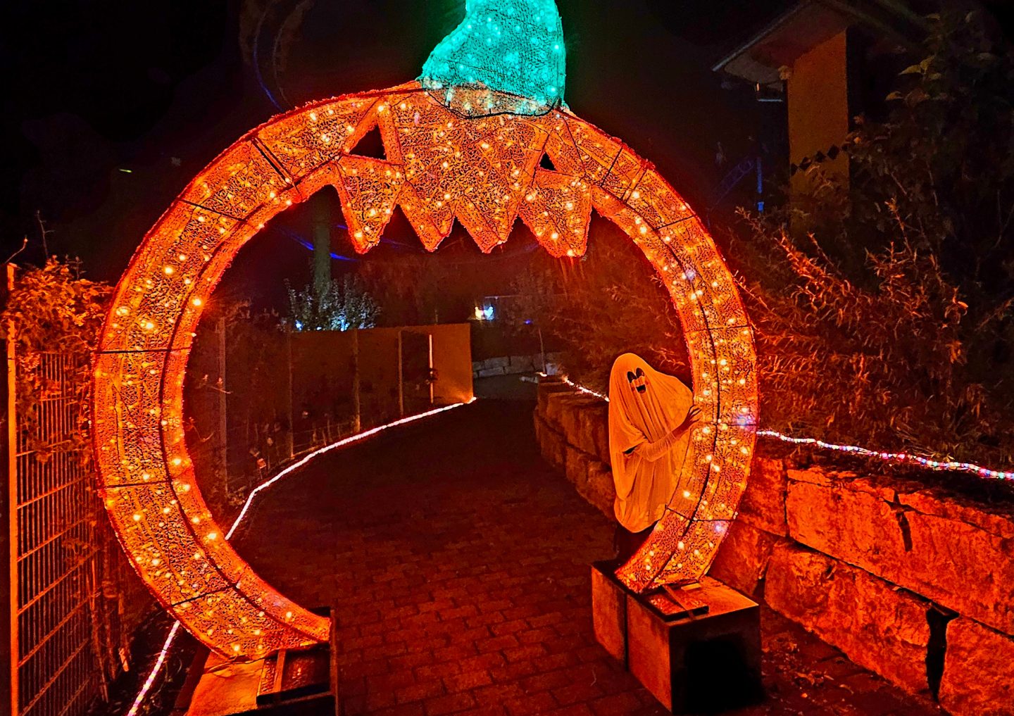 Illuminierter Kürbis mit Gespenst