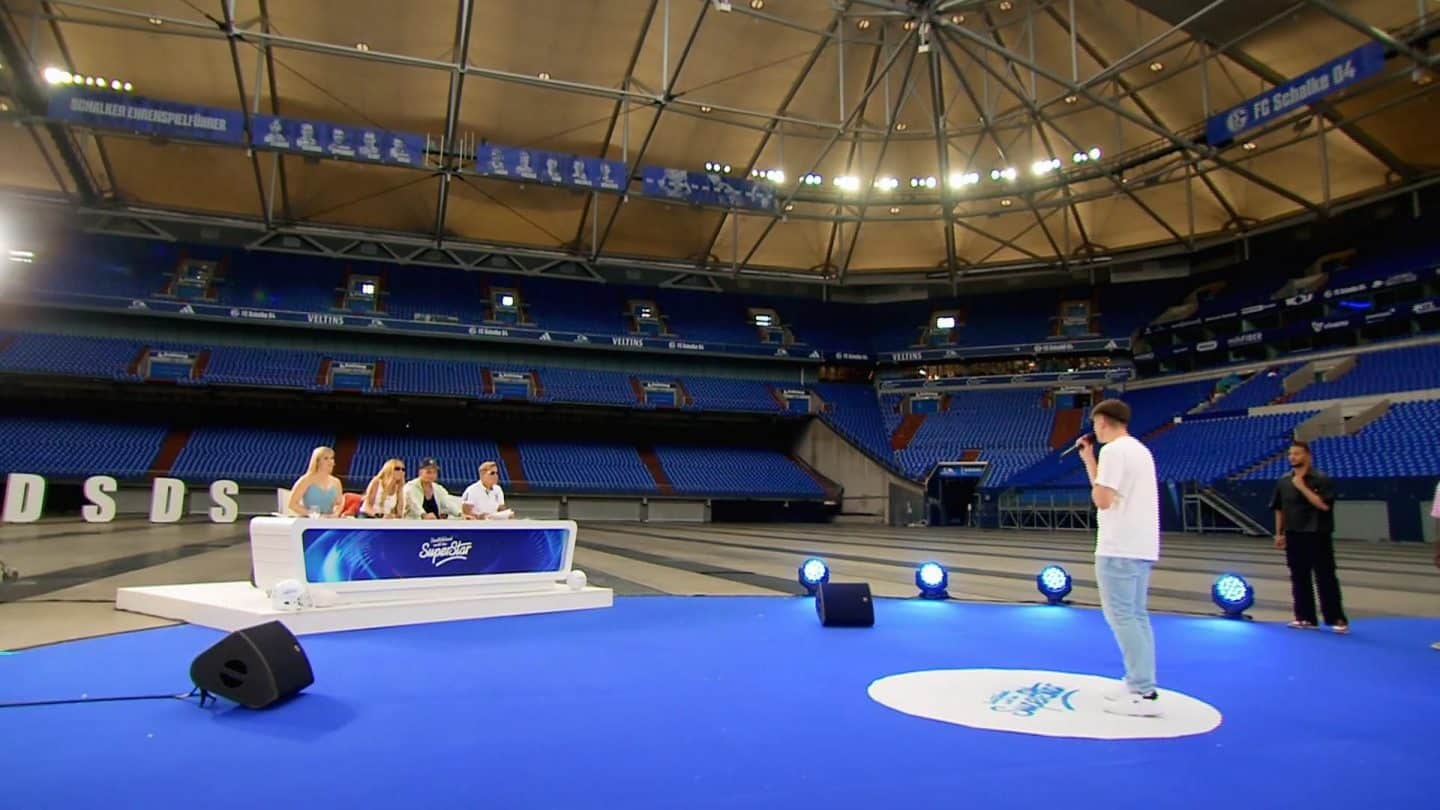Nach spannenden Castings und dem ersten Recall im Europa-Park in Rust wird es bei „Deutschland sucht den Superstar“ (DSDS 2024) jetzt richtig ernst: Die 50 verbliebenen Kandidatinnen und Kandidaten stehen vor der großen Herausforderung des Stadion-Recalls in der Arena auf Schalke. Nur die 20 besten Talente werden es in den Auslands-Recall auf der sonnigen Urlaubsinsel Kreta schaffen.