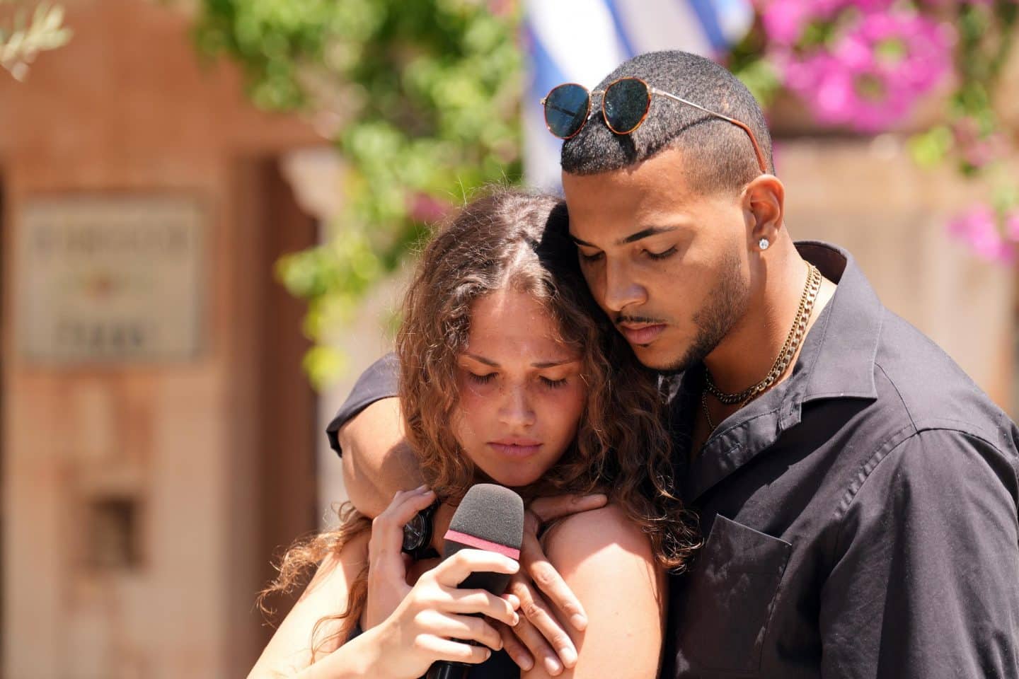 Duett 5: Mari Grafik und Philip Matas performen auf der Agreco Farm, dem zweiten Set des Recalls auf Kreta, den Song "Say Something.
