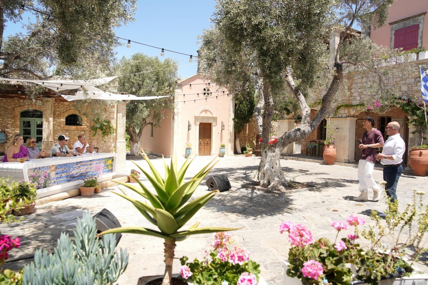 Duett 3: Tom Mc Conner (l.) und Nissim Mizrahi performen auf der Agreco Farm, dem zweiten Set des Recalls auf Kreta, vor der Jury den Song "If You Don´t Know Me By Now.
