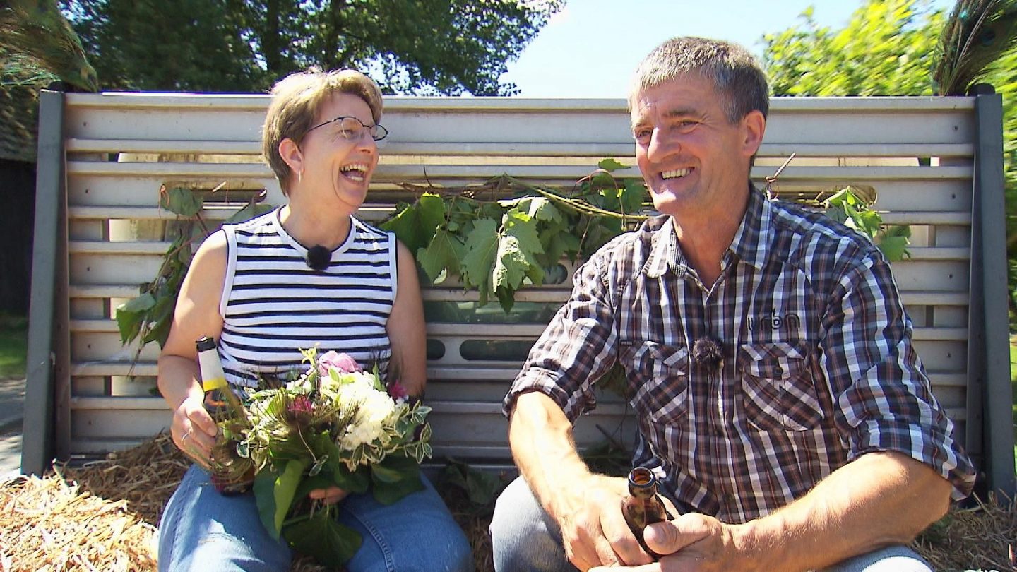 Geflügelhalter Konrad "Konny" (61) aus Niedersachsen holt Doris (60) mit einem Pritschenwagen ab.