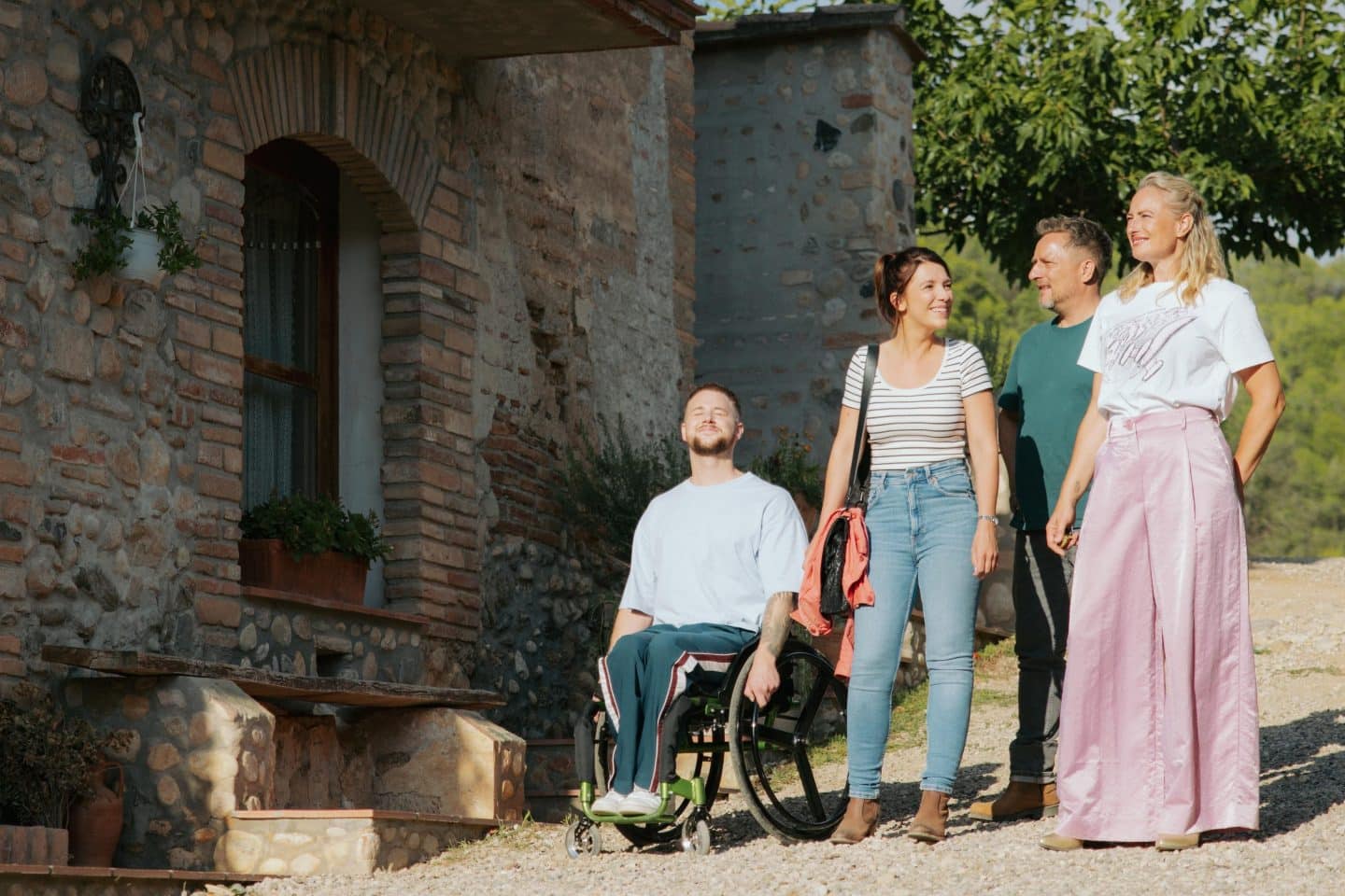 Nach all den Strapazen erreichen Maren (Eva Mona Rodekirchen, r.), Michael "Michi" (Lars Pape, 2.v.r.), Lilly (Iris Mareike Steen) und Jonas (Felix van Deventer) endlich ihr traumhaftes Ziel.
