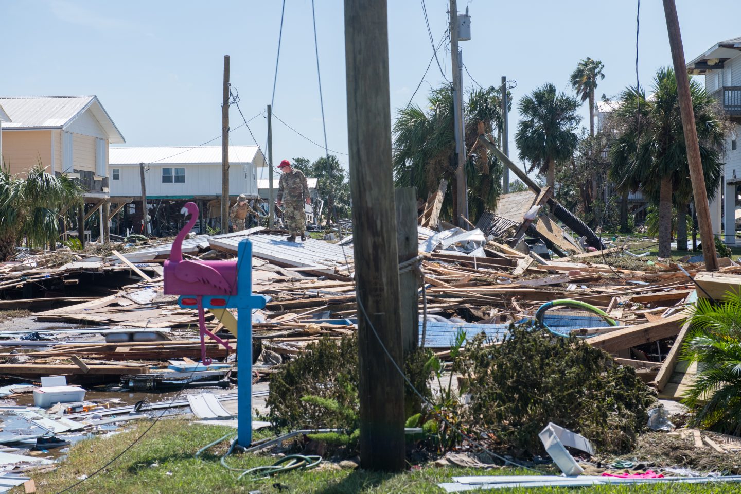Mitglieder der 202. RED HORSE Squadron der Florida Air National Guard räumen nach dem Hurrikan Helene Straßen in Keaton Beach, Florida, frei.
