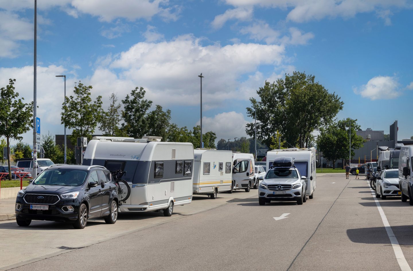 Camper Campingwagen Wohnmobile auf Raststätten im Raum München
