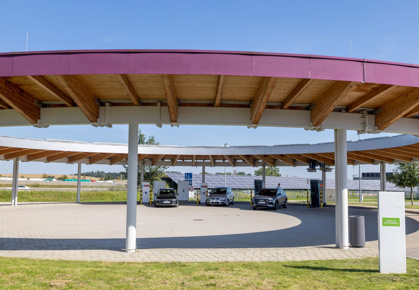 Moderner Ladepark an der Rastanlage Fürholzen West / A9
