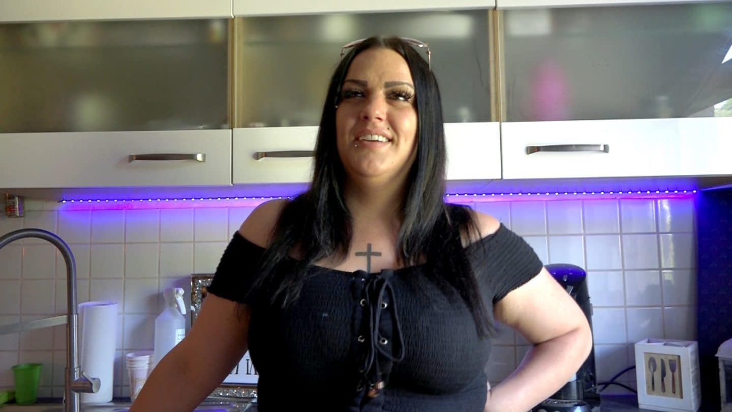 Die 31-Jährige Valeska ist seit zehn Jahren arbeitslos. Doch jetzt möchte die gelernte Altenpflegerin in der Berufswelt wieder durchstarten und für sich und ihre zehnjährige Tochter Mia und ihren achtjährigen Sohn Luca eine Existenz aufbauen.