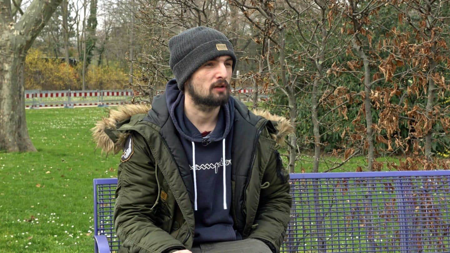 Weil er sich ausgebrannt fühlte, hat Jerrick seine Vollzeitstelle im Burgerladen an den Nagel gehängt. Ganz aufhören kommt für ihn aber nicht infrage, deshalb macht er dort erst einmal weiter auf Minijob-Basis.
