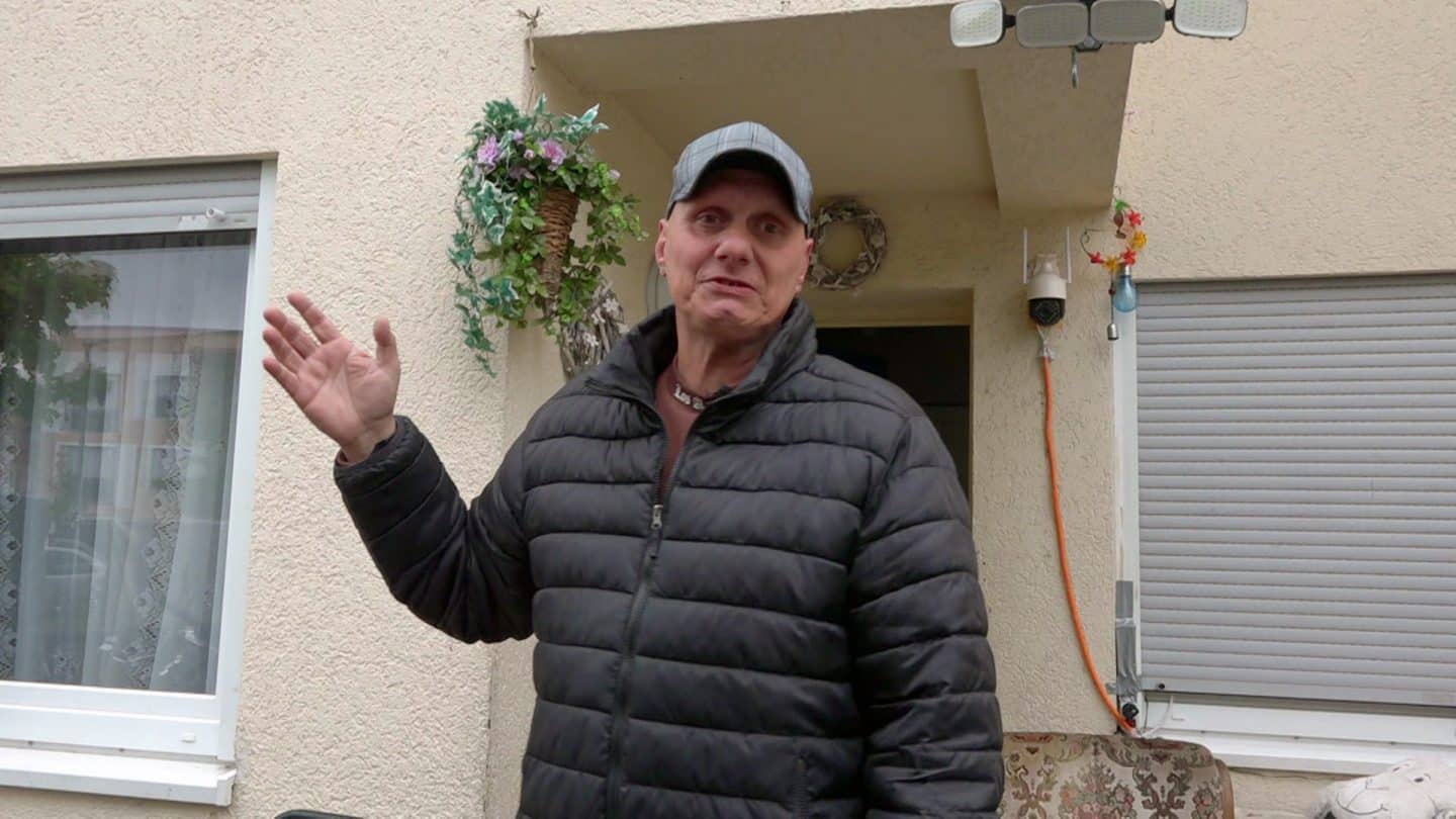 Elvis ärgert sich maßlos: Trotz Überwachungskameras wurde vor seiner Haustür eine ausrangierte Waschmaschine entwendet.
