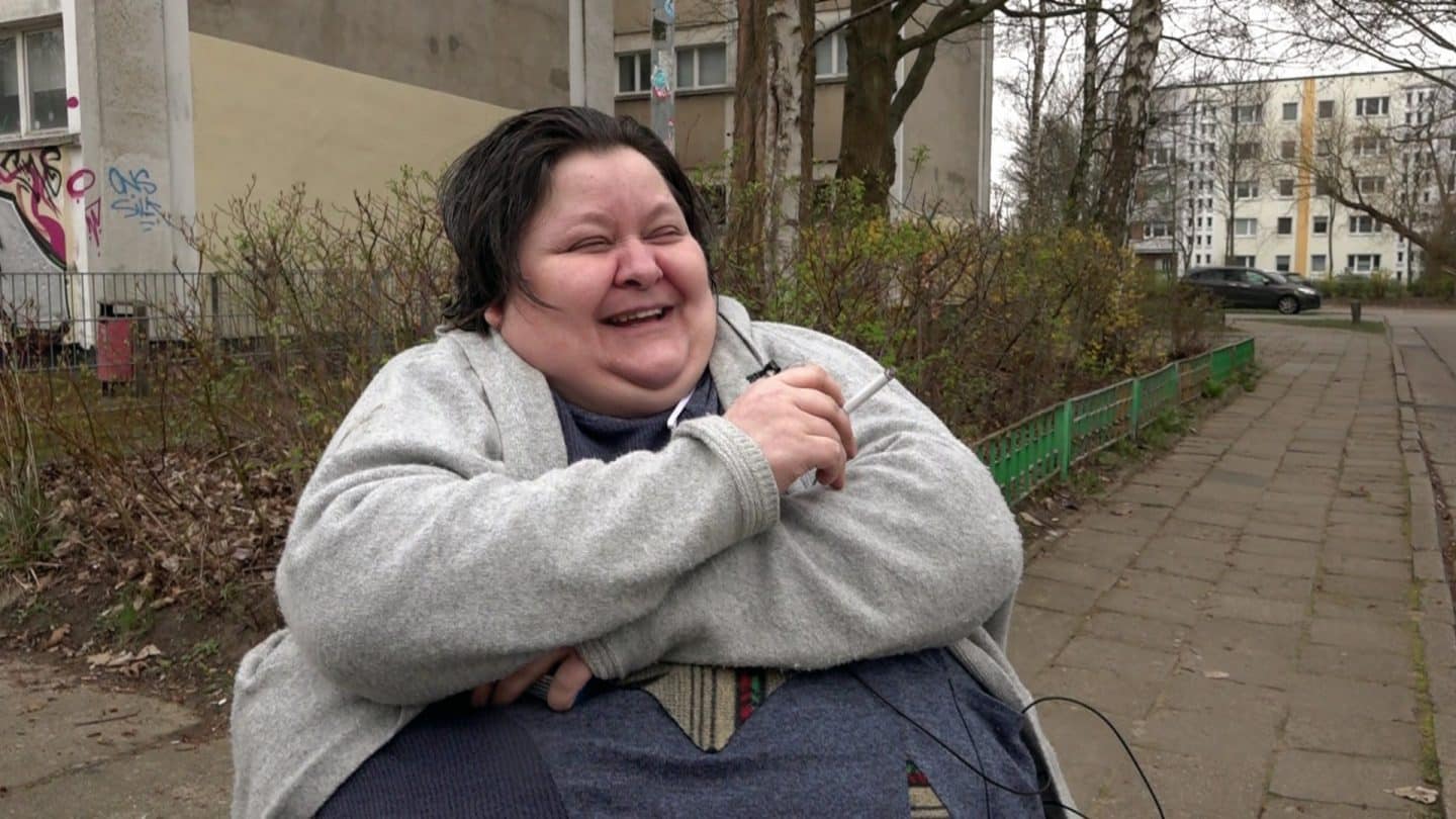 Nach fast einem Jahr gibt es ein Wiedersehen mit der 56-jährigen Manja. Die MS-Kranke musste nach einer großen OP lange im Bett liegen. Nun ist sie froh, endlich wieder rausgehen zu können.