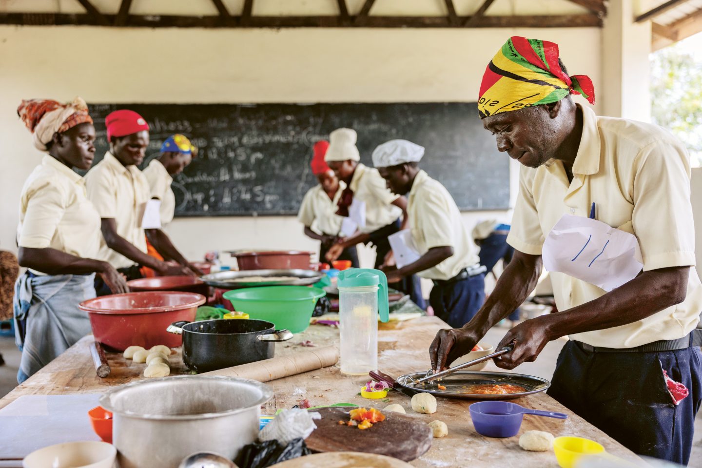 Die Förderung der Gendergerechtigkeit trägt zur Selbstständigkeit und Resilienz von Frauen und Männern bei. In Uganda nehmen Frauen und Männer gemeinsam an Kochkursen teil, um sich auf die Gründung eines eigenen Unternehmens vorzubereiten. 
