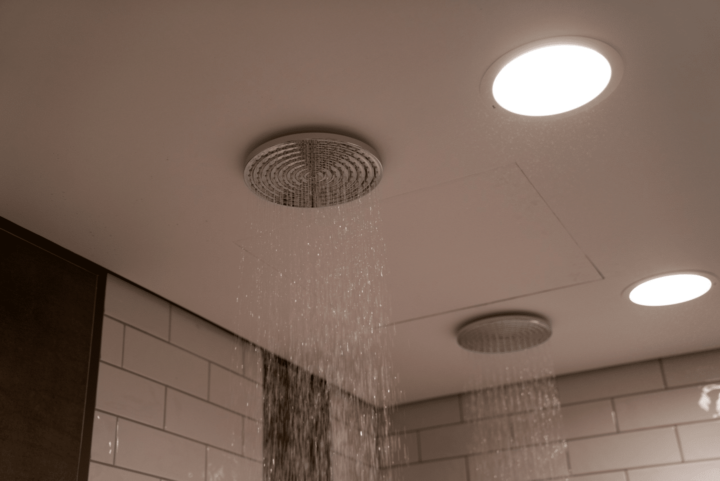 In der weitläufigen Badelandschaft sorgen die innovativen Duschanlagen von Hansgrohe für ein luxuriöses Duscherlebnis
