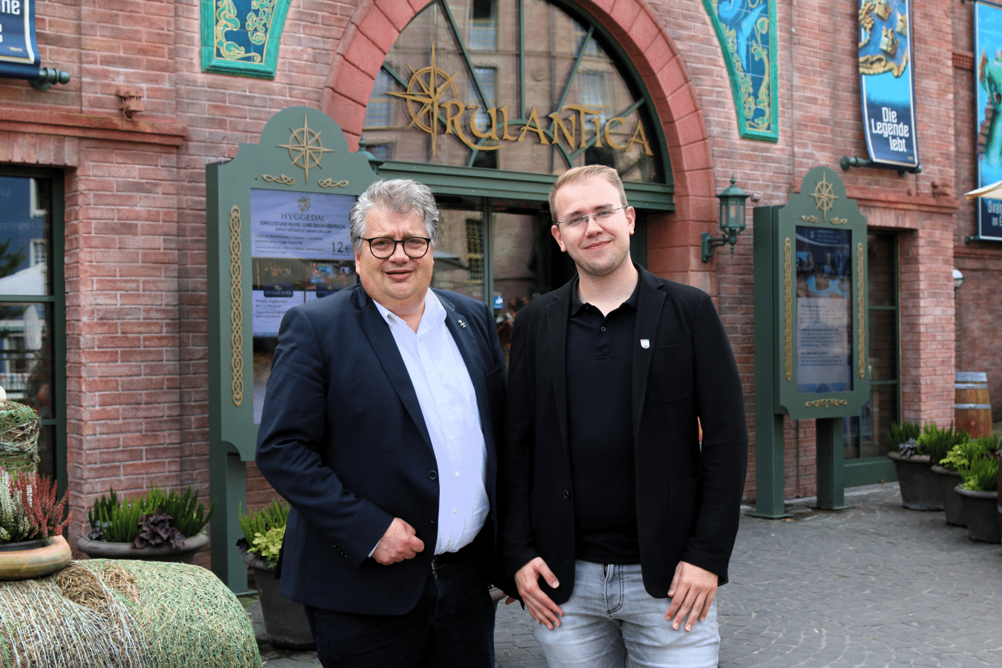 Michael Kreft von Byern, Direktor Rulantica, und Philipp Klotz, Bürgermeister Kappel-Grafenhausen, freuen sich über die Zusammenarbeit
