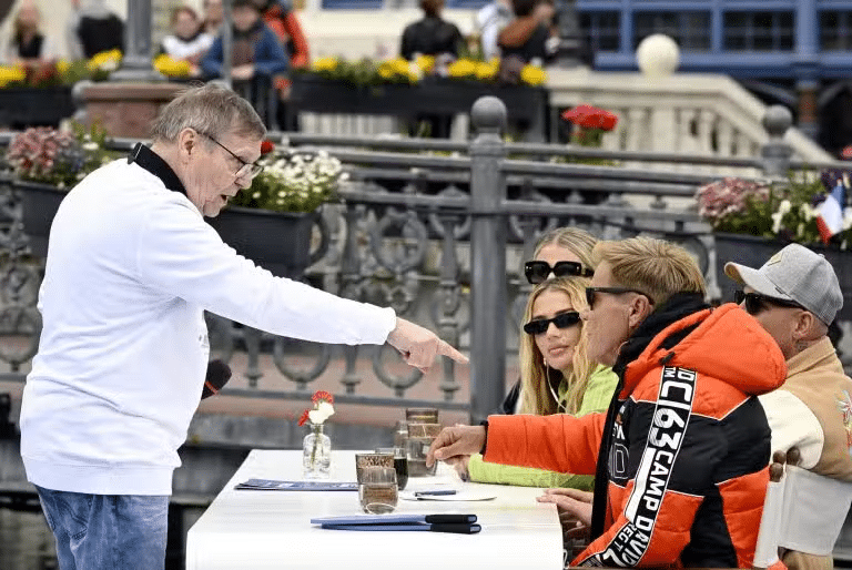 Manfred Burckard (81) aus Krefeld mit Jurymitglied Dieter Bohlen
