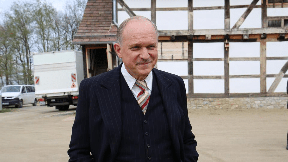 Ulrich Tukur im Originalanzug von 1938 am Drehort Hessenpark.