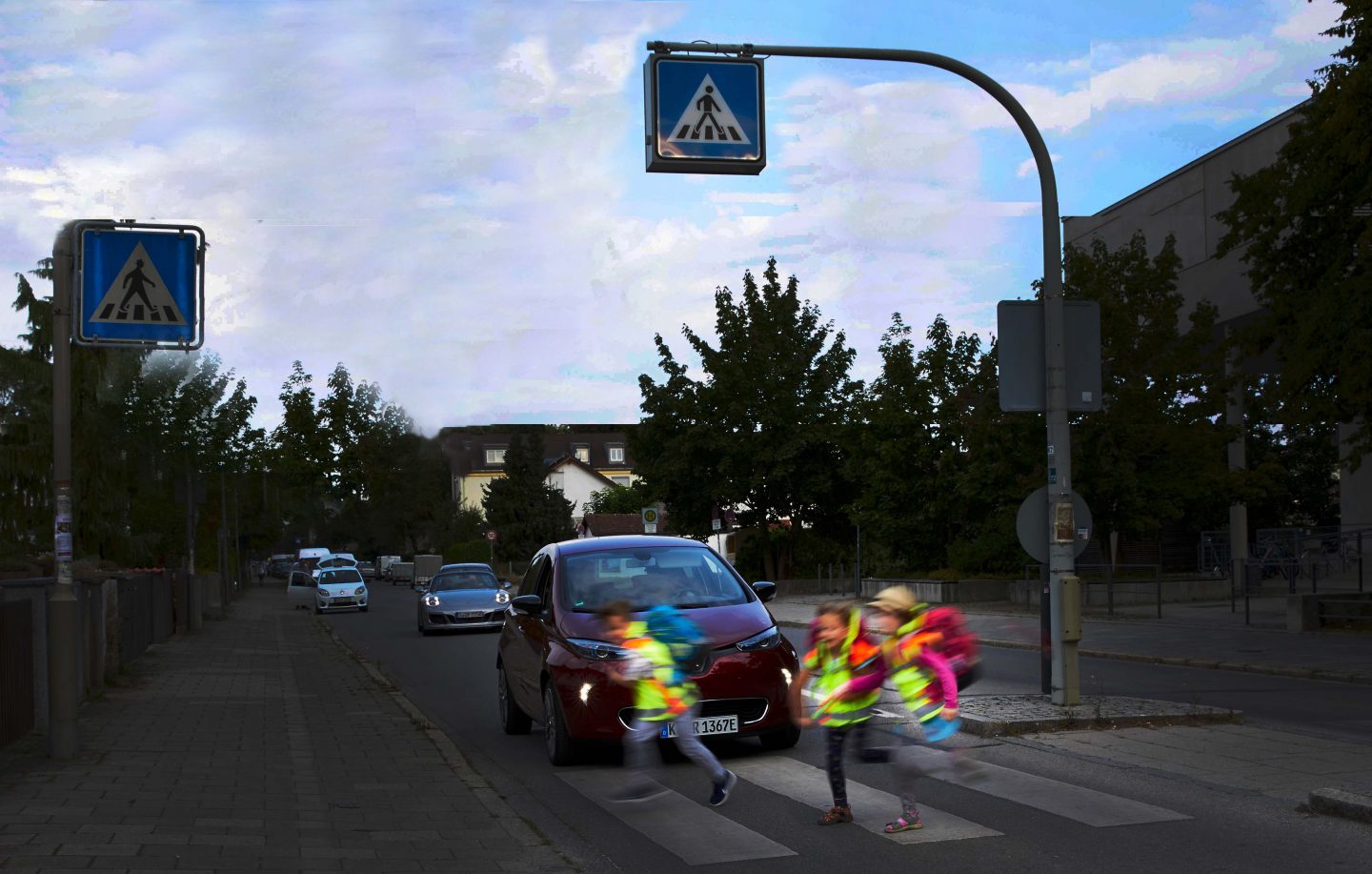 Kinder sollten in der Dämmerung gut sichtbar gekleidet sein 