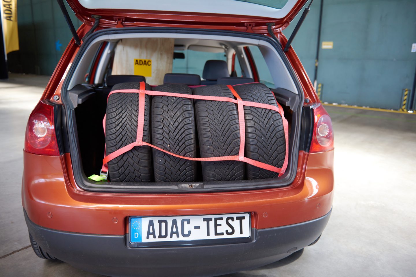 Ideal ist ein Sicherungsnetz speziell zum Transportieren von Autoreifen im Kofferraum.