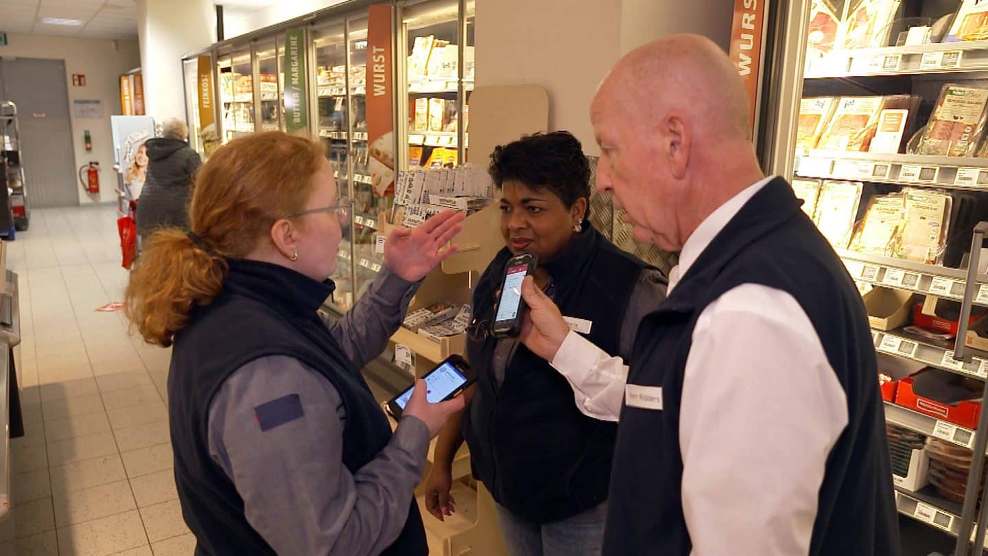 Chaos bricht aus, als Udo für eine Kundenlieferung ein bestimmtes Produkt zusagt, das sich nicht in den Regalen befindet. Udo, Maria & Tanja machen sich auf die Suche.