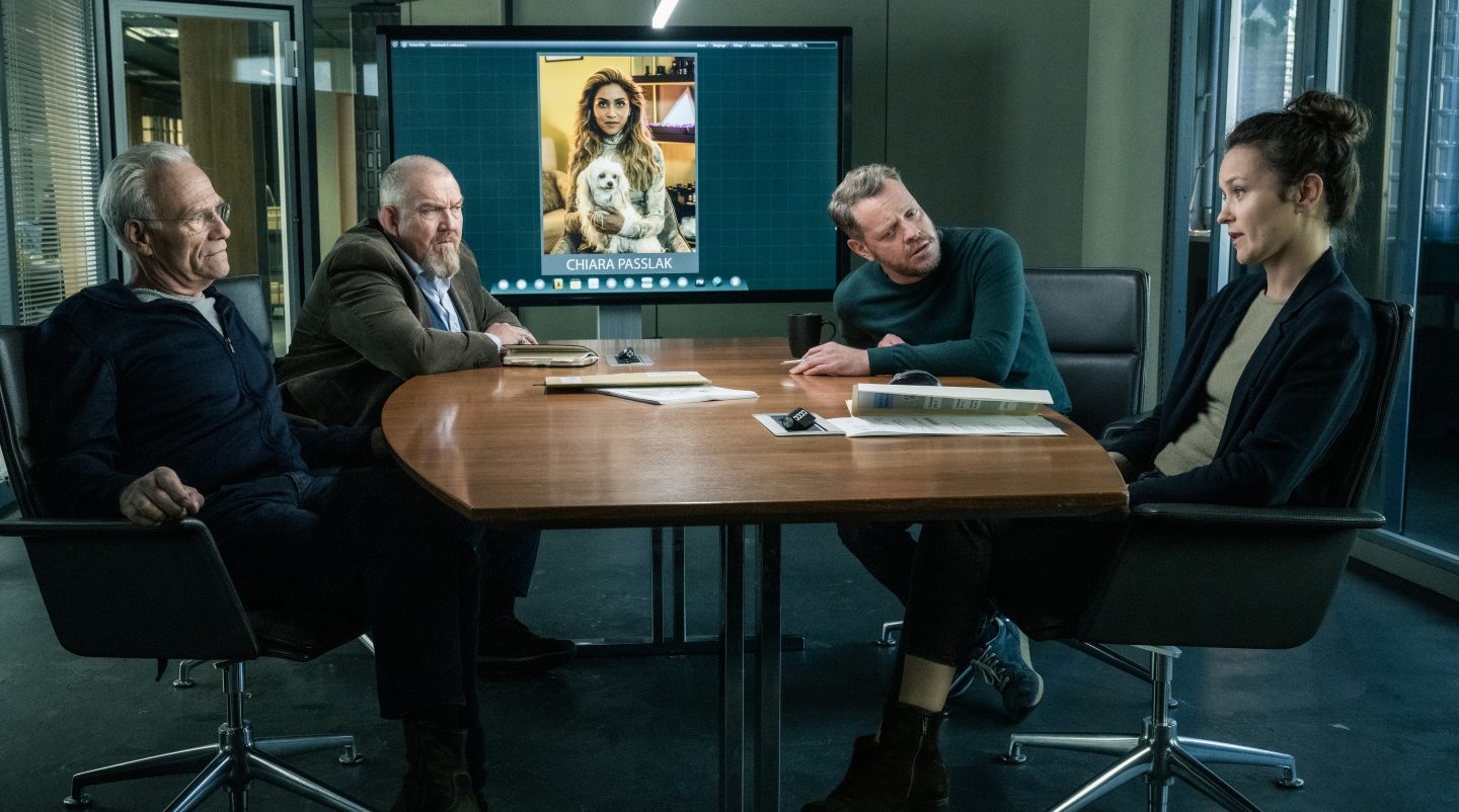 Lagebesprechung in der Kölner Mordkommission: v.l.n.r.: Max Ballauf (Klaus J. Behrendt), Freddy Schenk (Dietmar Bär), Norbert Jütte (Roland Riebeling), Natalie Förster (Tinka Fürst). Auf der Leinwand eingeblendet: Die Nagelstudio-Besitzerin Chiara Passlak (Sabrina Setlur).

