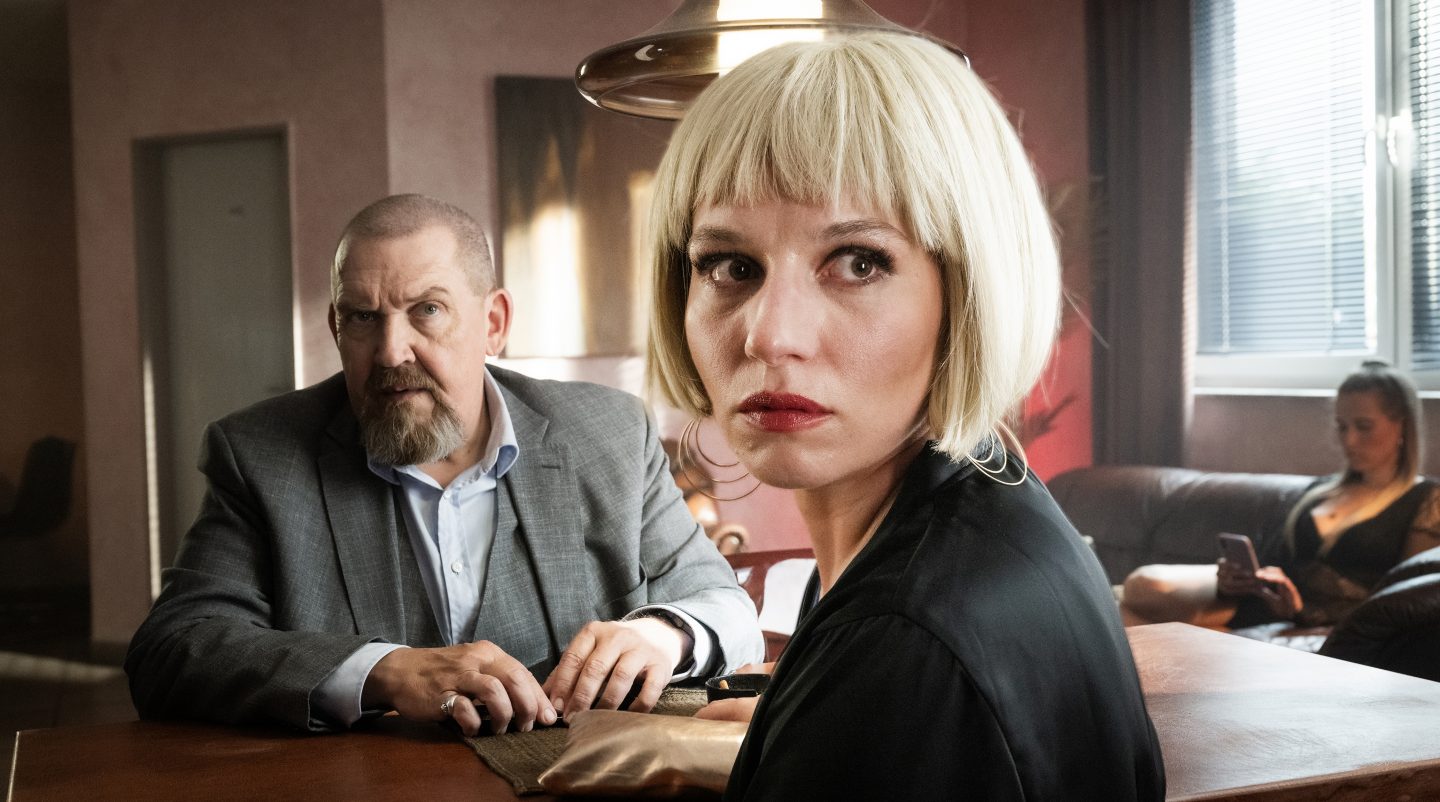Ermittlungen im Erocenter: Kommissar Freddy Schenk (Dietmar Bär) befragt Jasmin Backes (Antonia Bill), die auf der siebten Etage ein Zimmer angemietet hat.
