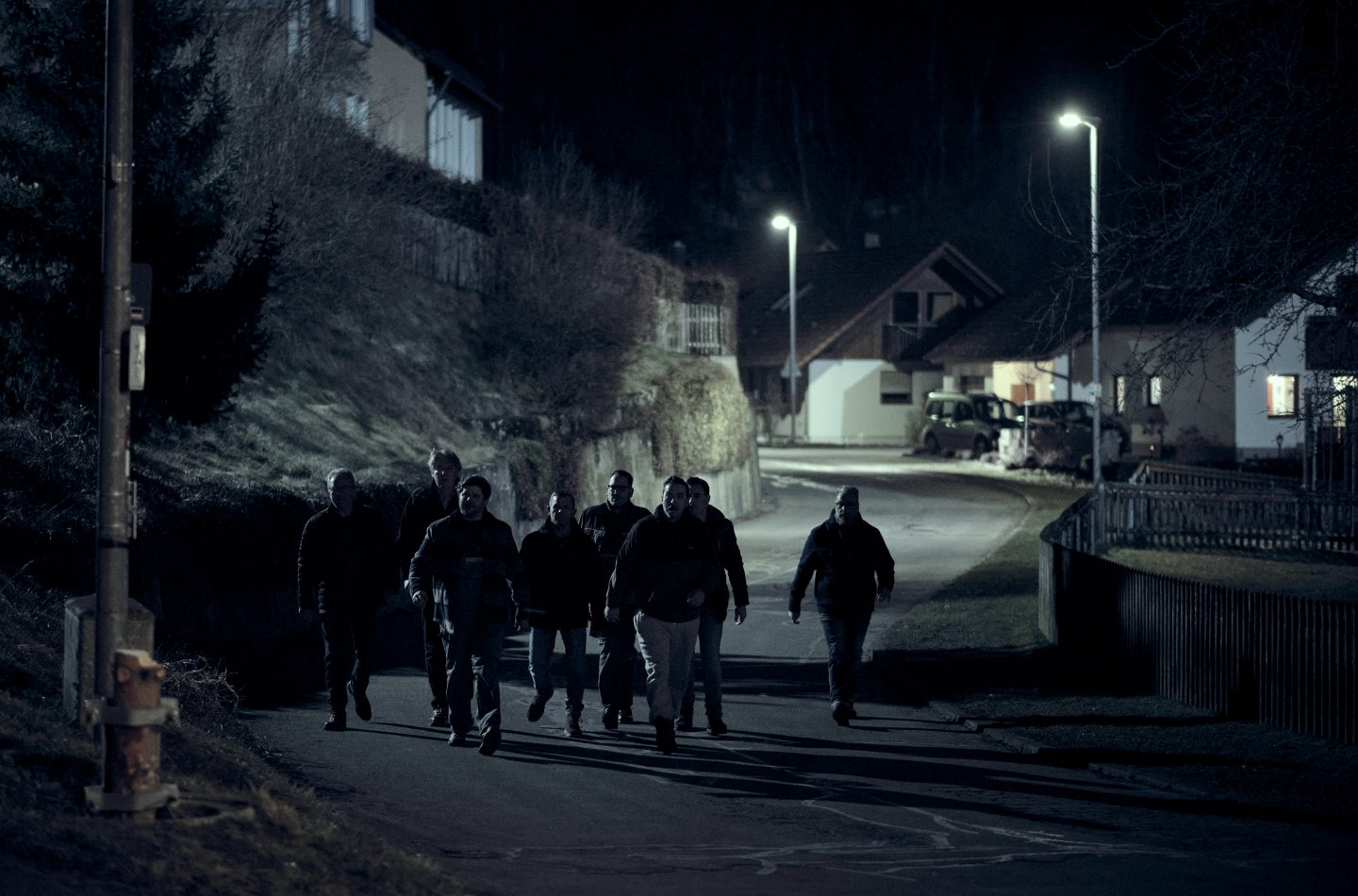 Im Dorf hat sich eine öffentliche Meinung gebildet und einen Schuldigen ausgemacht, gegen den nun vorgegangen werden soll.
