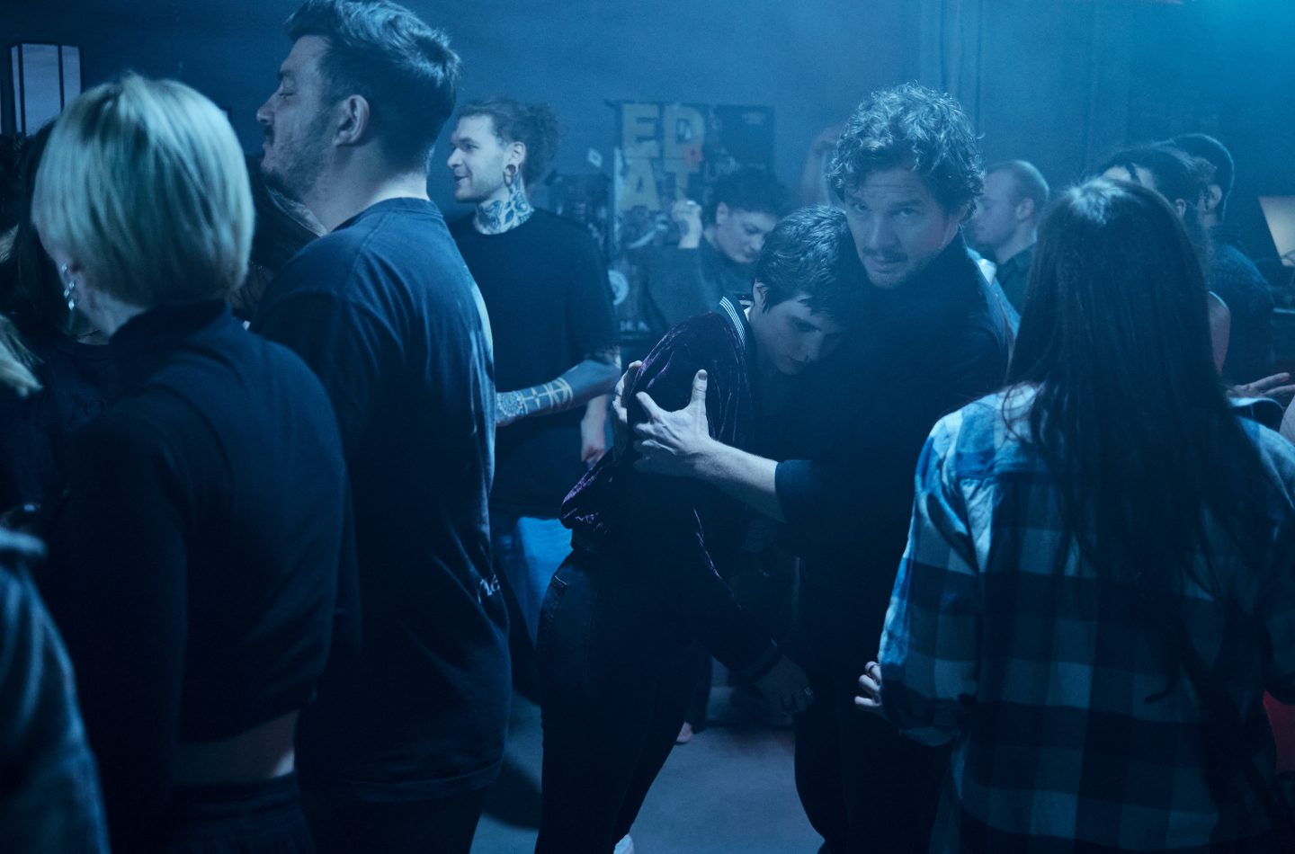 In einem Club hat Sebastian Bootz (Felix Klare, Mitte) Pia (Hanna Elischer), die beste Freundin des Opfers gefunden, die zusammenbricht, als sie die Nachricht vom Tod ihr Freundin hört.
