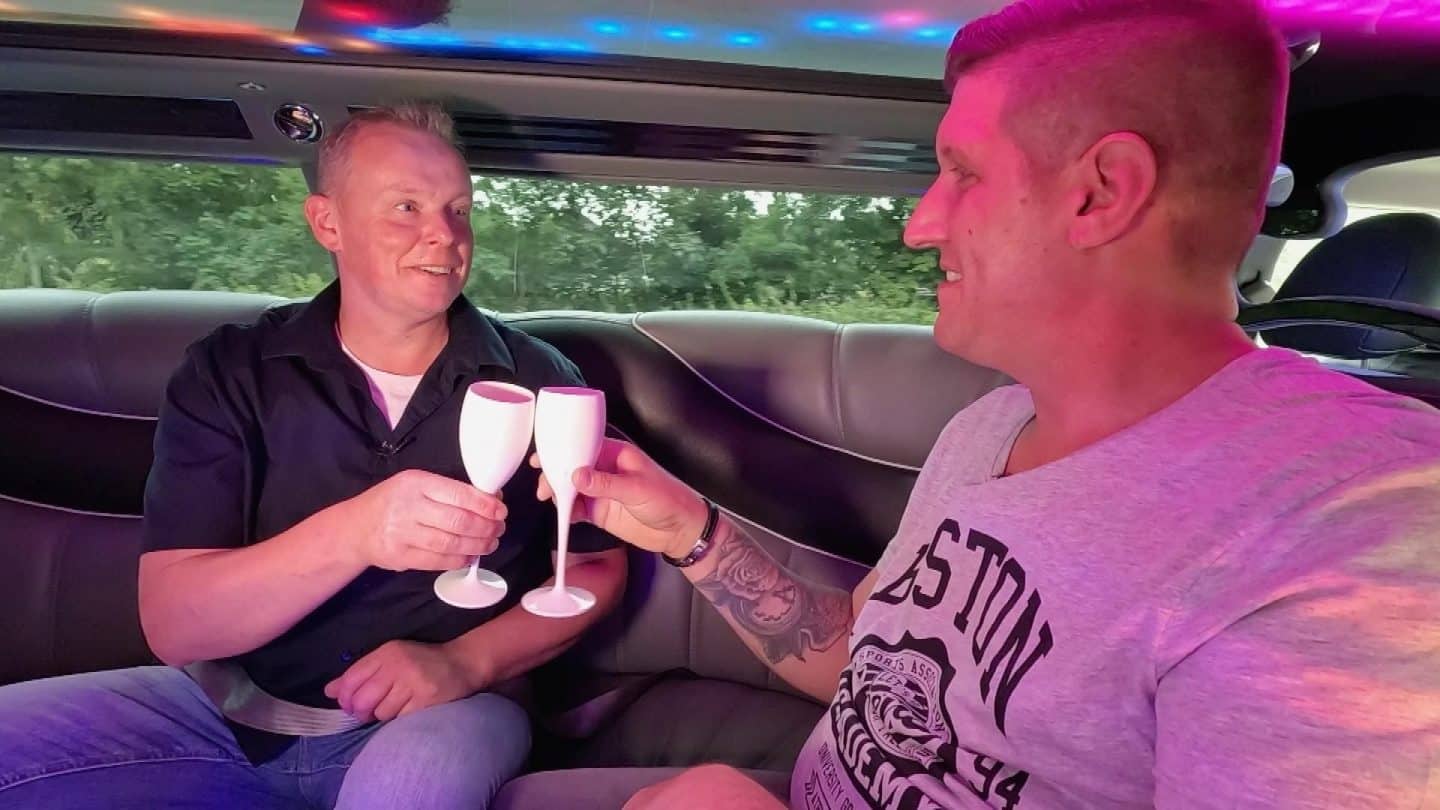 Milchbauer Heino (50, l.) aus Niedersachsen und Markus (40, Tierbestatter) fahren in einer pinken Stretch-Limo auf den Hof.