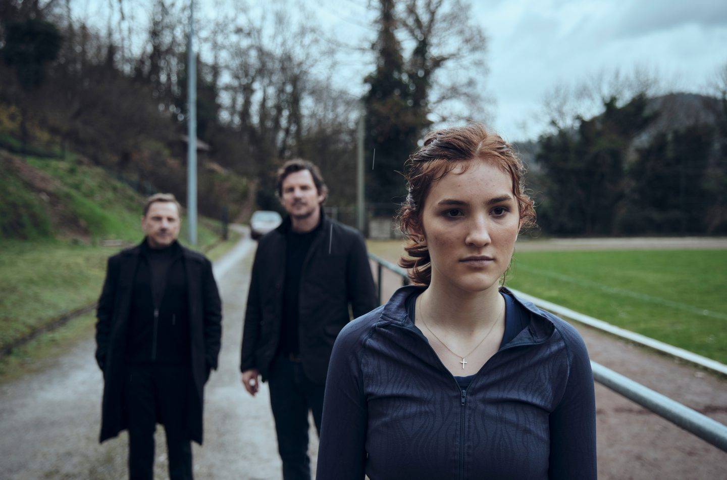 Auch Emma Riedle (Irene Böhm) war wegen des Wegzugs ihrer Schwester tief verletzt und fühlte sich im Stich gelassen. Mit Thorsten Lannert (Richy Müller,l.) und Sebastian Bootz (Felix Klare) will sie am liebsten gar nicht reden.
