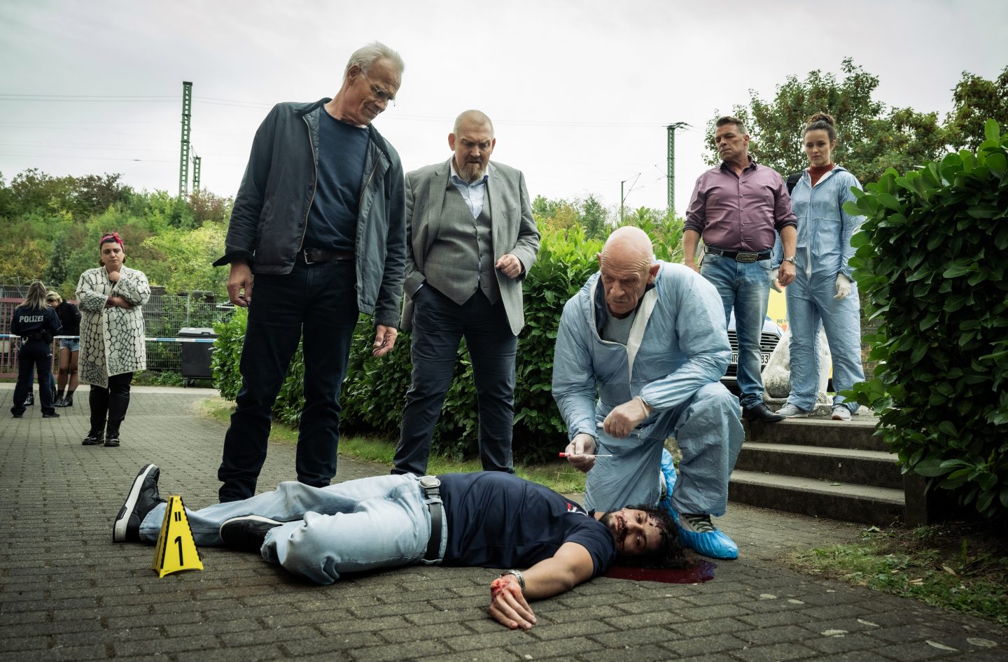 Das Ermittlerteam v.l.n.r. Max Ballauf (Klaus J. Behrendt), Freddy Schenk (Dietmar Bär) und der Rechtsmediziner Dr. Roth (Joe Bausch): Der Haustechniker des Eroscenters Malik Zeman (Mehdi Salim) wurde vom dem siebten Stock aus dem Fenster gestürzt.
