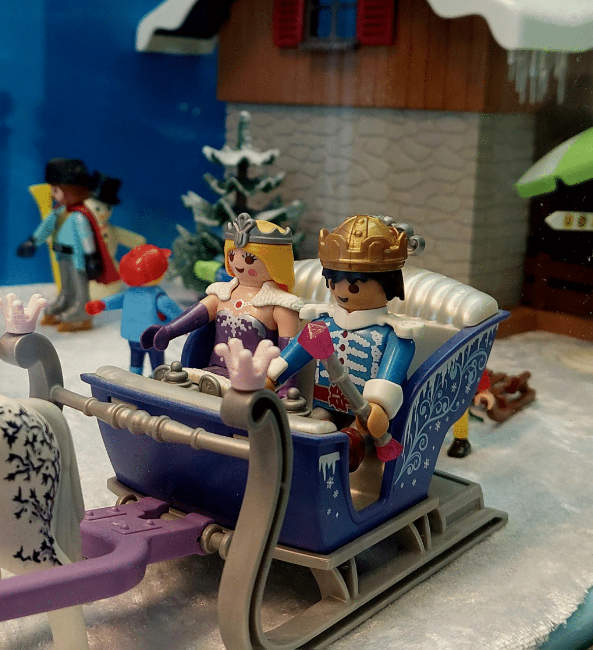 Zeitreise für die ganze Familie: Die Playmobil-Ausstellung im Residenzschloss zeigt detailreich Szenen von der Steinzeit bis ins Mittelalter.
