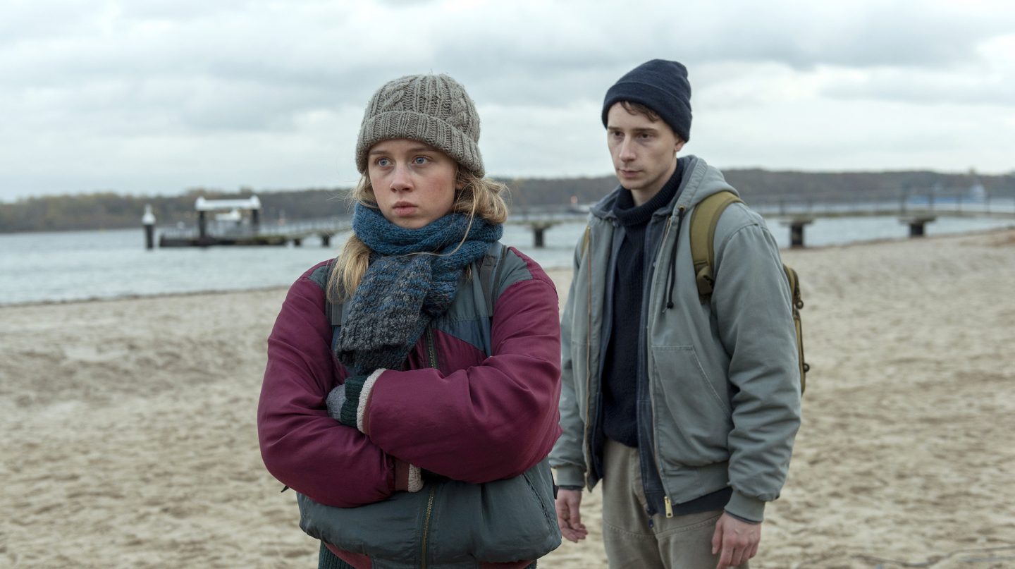 Benno (Jonathan Berlin) macht sich große Sorgen um Freundin Leonie (Johanna Götting).