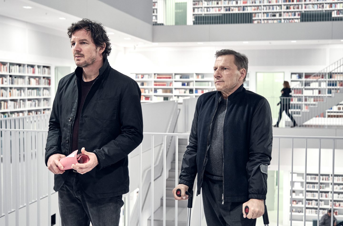 Sebastian Bootz (Felix Klare,l.) und Thorsten Lannert (Richy Müller) bei einer Befragung in der Stadtbibliothek.
