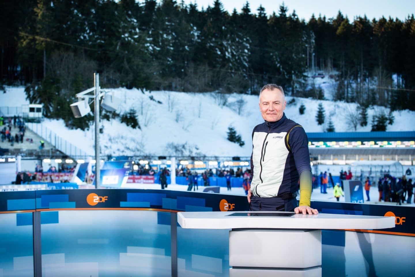 ZDF-Biathlon-Experte Sven Fischer steht an der Presenter-Position des ZDF am Rennsteig in Oberhof und blickt in die Kamera.