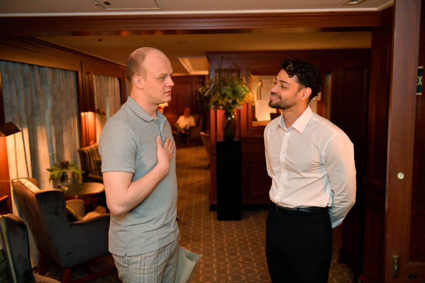 "Das Traumschiff: Curaçao": Unter Deck: Bei gedämpftem Licht stehen sich Florian Pfeiffer (Sebastian Jakob Doppelbauer) und Malik Al Ghoul (Robin Cadet) gegenüber und unterhalten sich.