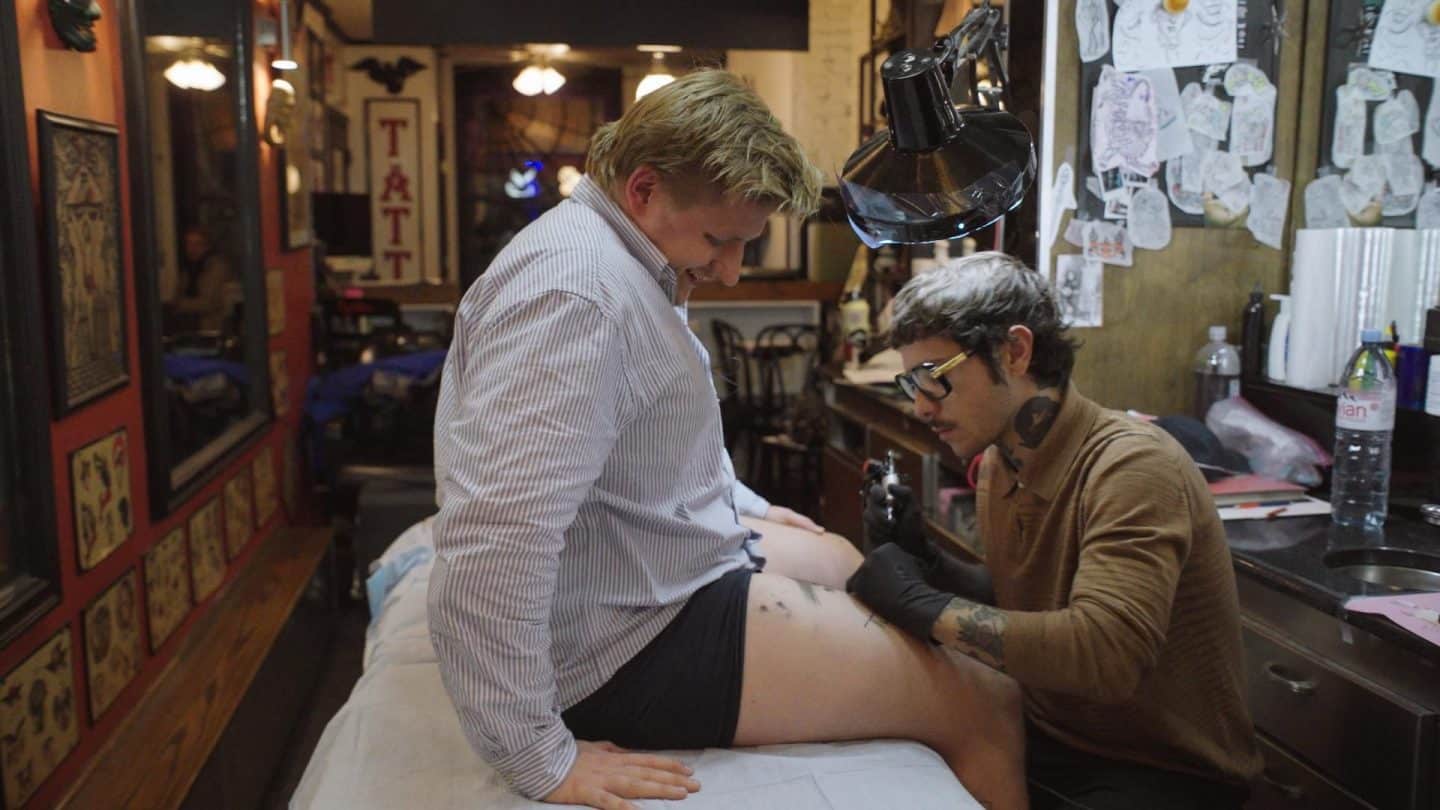 Sebastian Hotz (El Hotzo) lässt sich tätowieren.