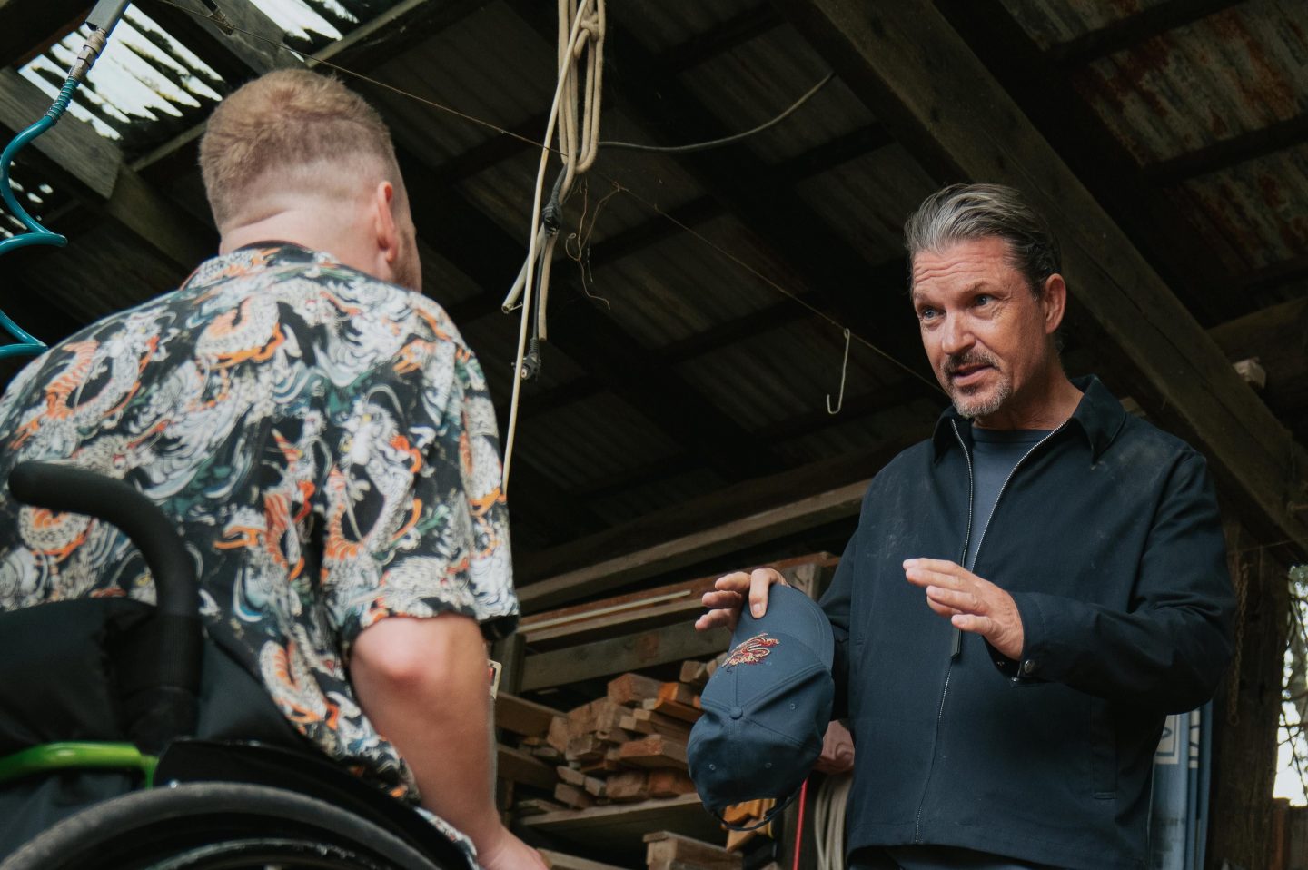 Lars (Hardy Krüger, r.). fleht Jonas (Felix van Deventer) an, ihn nicht zu verraten..